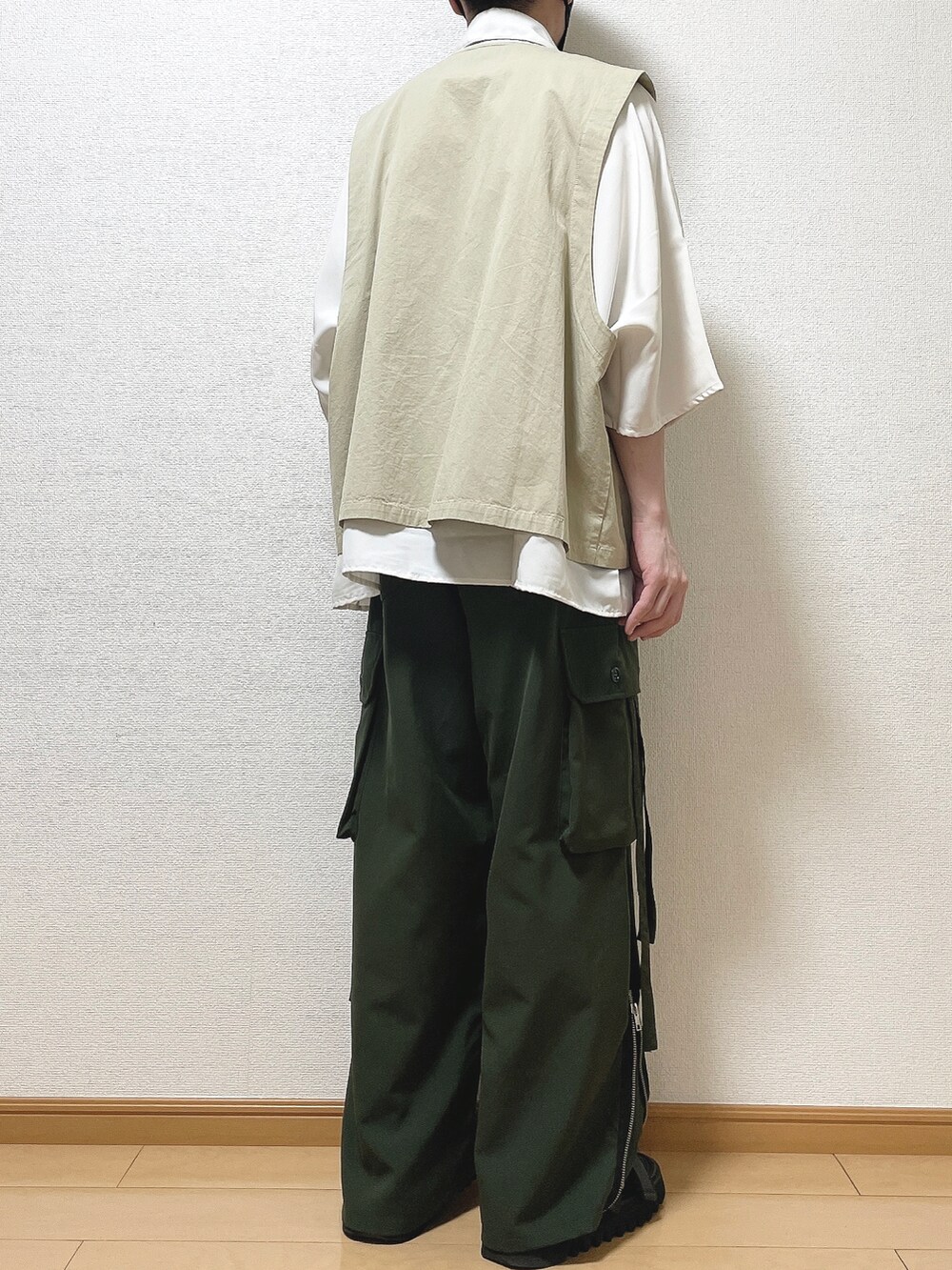 ベージュ系のベスト、ホワイト系のシャツ/ブラウス、グリーン系のカーゴパンツを着用したメンズの夏コーディネートの4枚目の写真