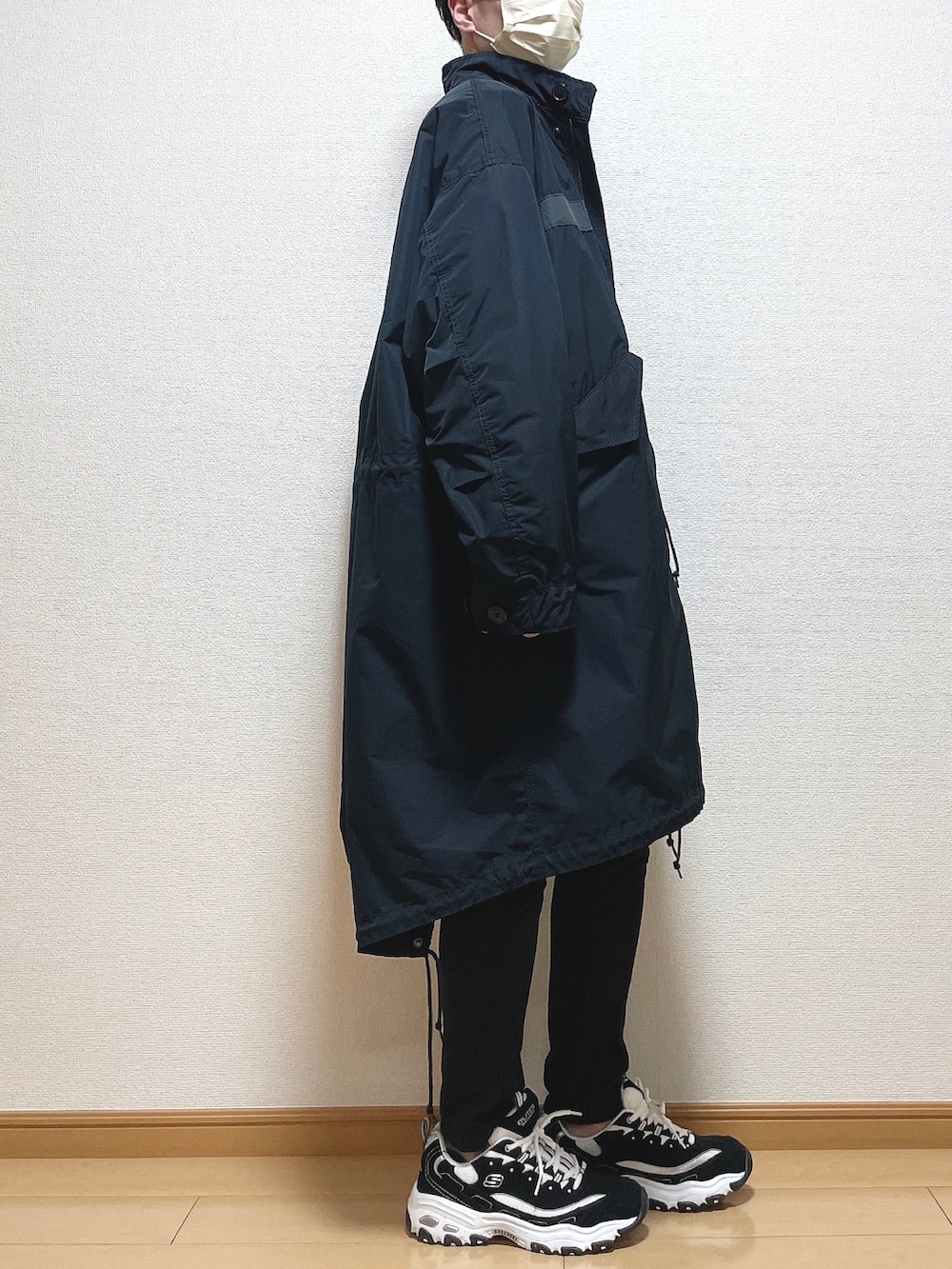ブルー系のモッズコート、ブラウン系のシャツ/ブラウス、ブラック系のTシャツ/カットソーを着用したメンズの春コーディネートの2枚目の写真
