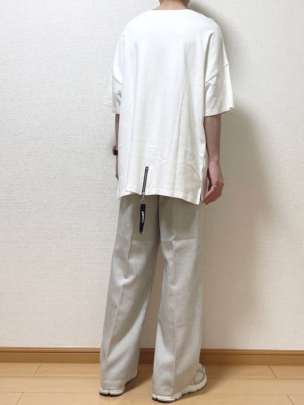 ホワイト系のTシャツ/カットソー、ベージュ系のその他パンツ、ホワイト系のスニーカーを着用したメンズの春コーディネートの4枚目の写真