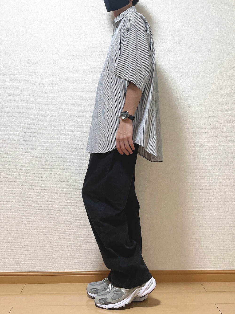 ブルー系のシャツ/ブラウス、ブラック系のデニムパンツ、グレー系のスニーカーを着用したメンズの夏コーディネートの3枚目の写真