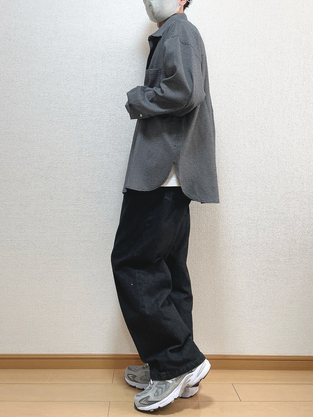 その他のシャツ/ブラウス、ブラック系のデニムパンツ、グレー系のスニーカーを着用したメンズの秋コーディネートの3枚目の写真