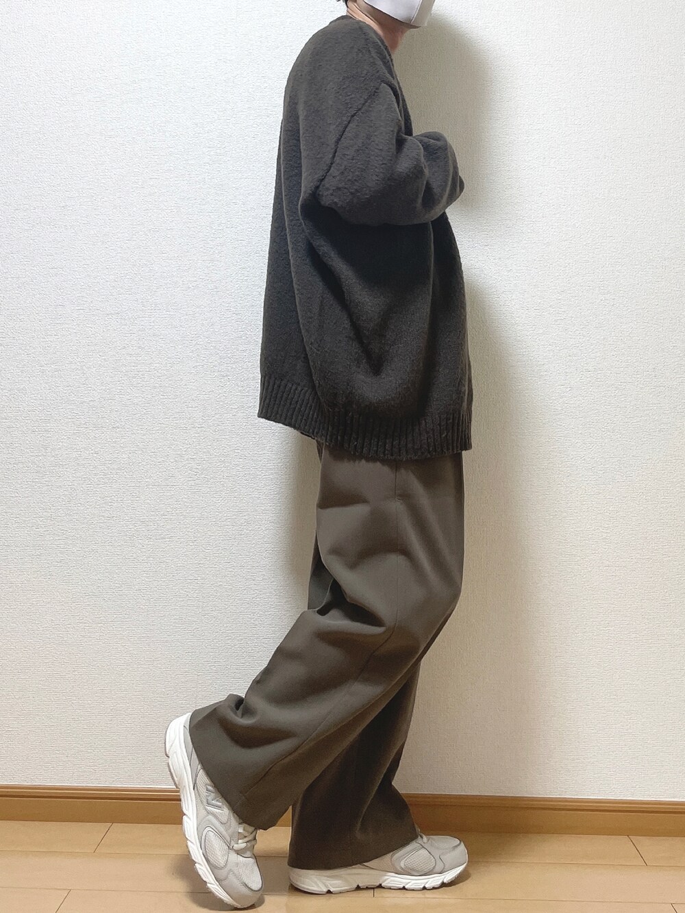 ブラウン系のカーディガン/ボレロ、ホワイト系のTシャツ/カットソー、ブラウン系のその他パンツを着用したメンズの秋コーディネートの2枚目の写真