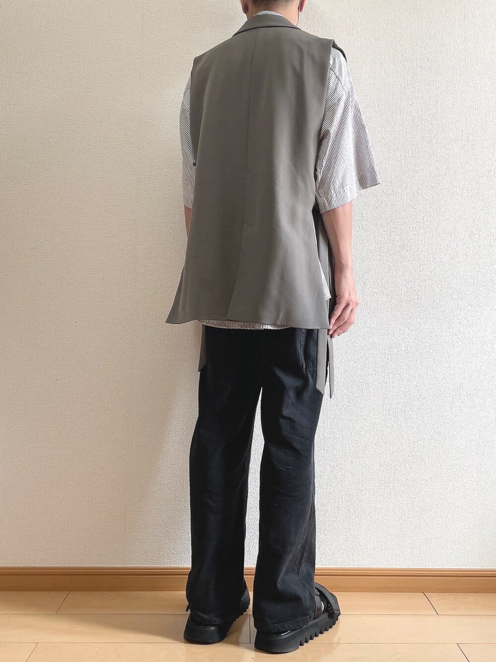 グレー系のベスト、ブルー系のシャツ/ブラウス、ブラック系のデニムパンツを着用したメンズの夏コーディネートの4枚目の写真