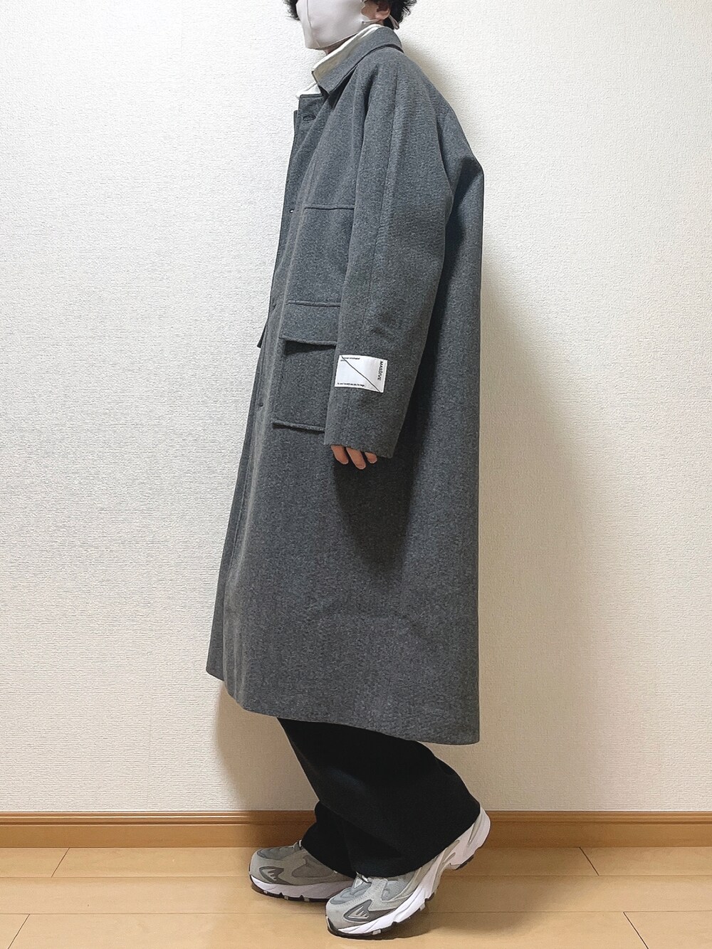 グレー系のステンカラーコート、グレー系のスウェット、ブラック系のTシャツ/カットソーを着用したメンズの秋コーディネートの3枚目の写真