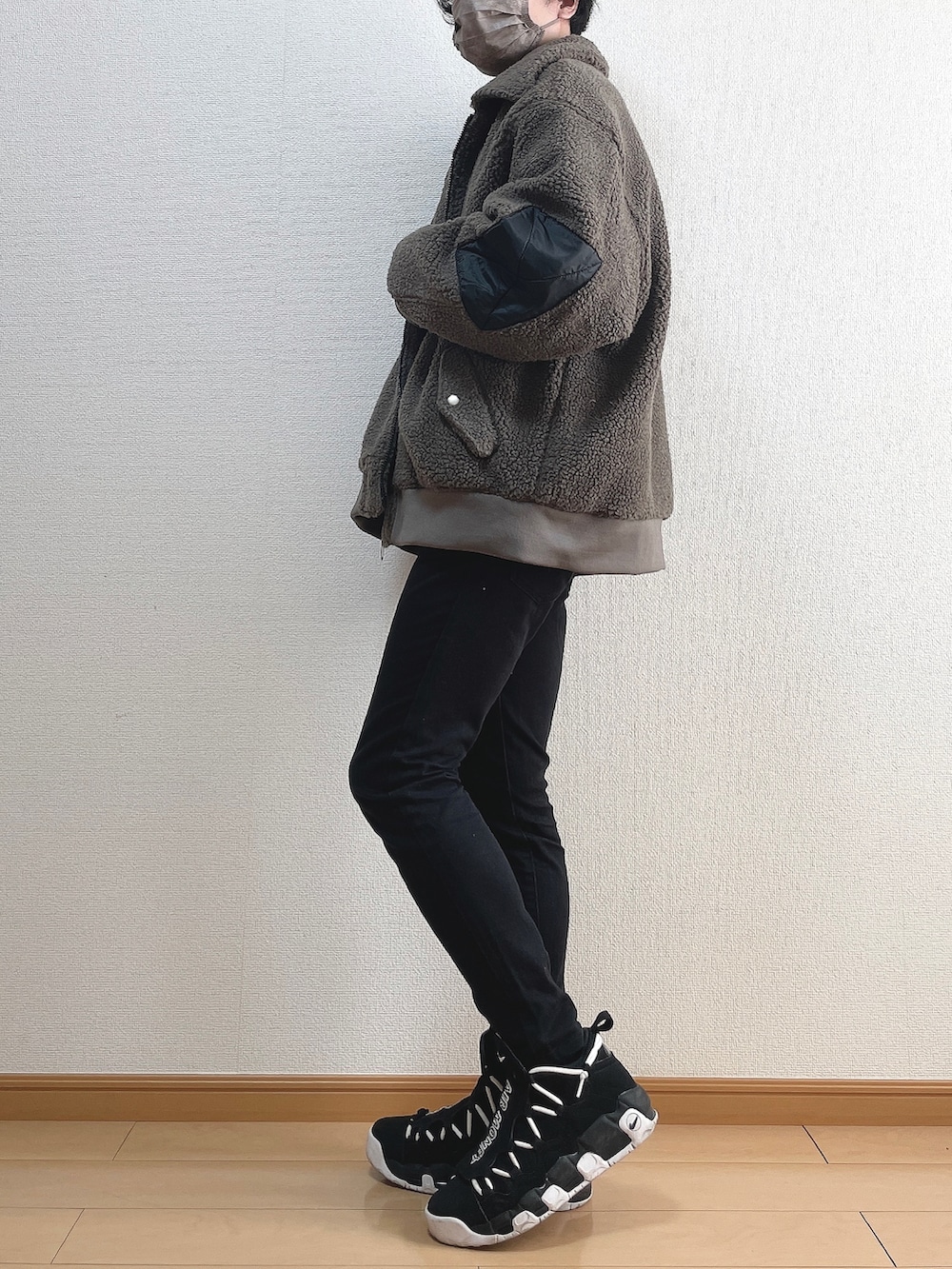 ベージュ系のブルゾン、ブラウン系のスウェット、ブラック系のTシャツ/カットソーを着用したメンズの冬コーディネートの3枚目の写真