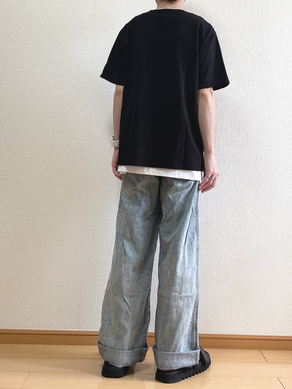 ブラック系のTシャツ/カットソー、ホワイト系のタンクトップ、ブルー系のデニムパンツを着用したメンズの夏コーディネートの4枚目の写真