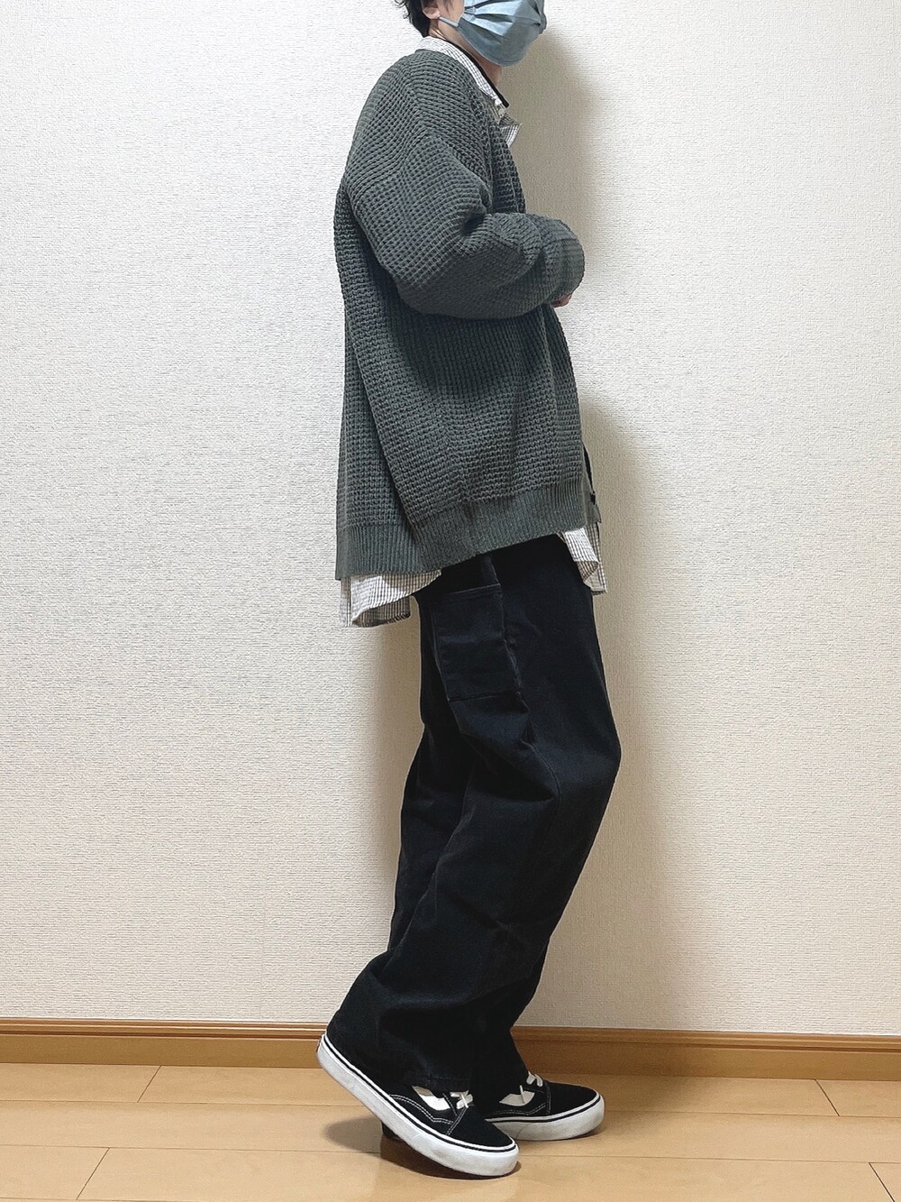 グレー系のカーディガン/ボレロ、ブラック系のシャツ/ブラウス、ブラック系のTシャツ/カットソーを着用したメンズの秋コーディネートの2枚目の写真