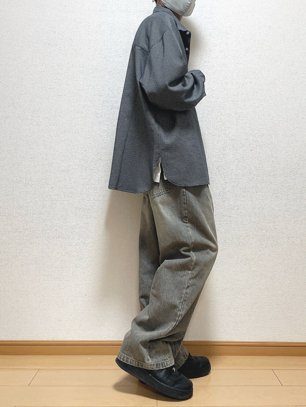 その他のシャツ/ブラウス、ホワイト系のTシャツ/カットソー、ブラック系のデニムパンツを着用したメンズの秋コーディネートの2枚目の写真