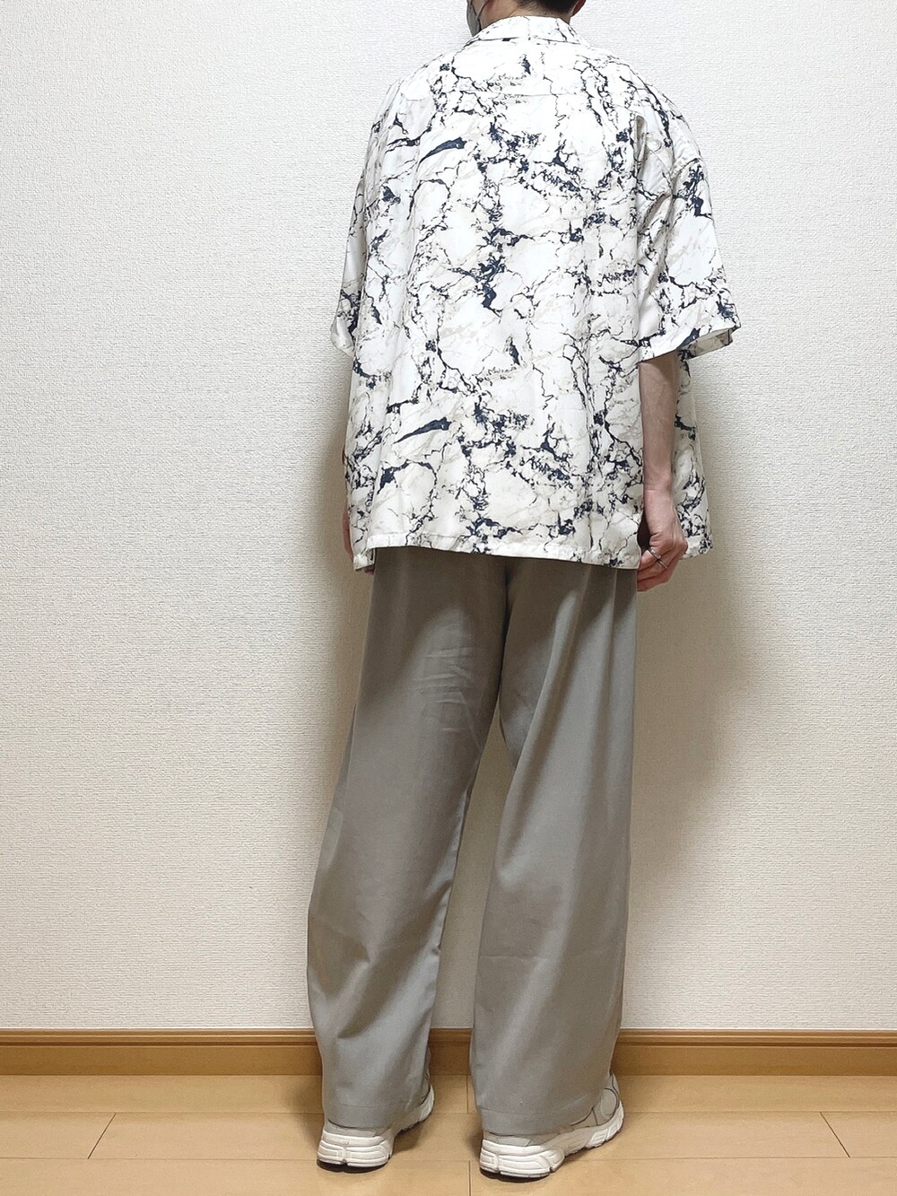 ホワイト系のシャツ/ブラウス、ホワイト系のタンクトップ、グレー系のその他パンツを着用したメンズの春コーディネートの4枚目の写真