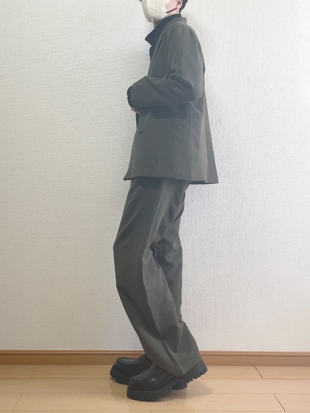 グリーン系のテーラードジャケット、ホワイト系のTシャツ/カットソー、グリーン系のスラックスを着用したメンズの春コーディネートの3枚目の写真