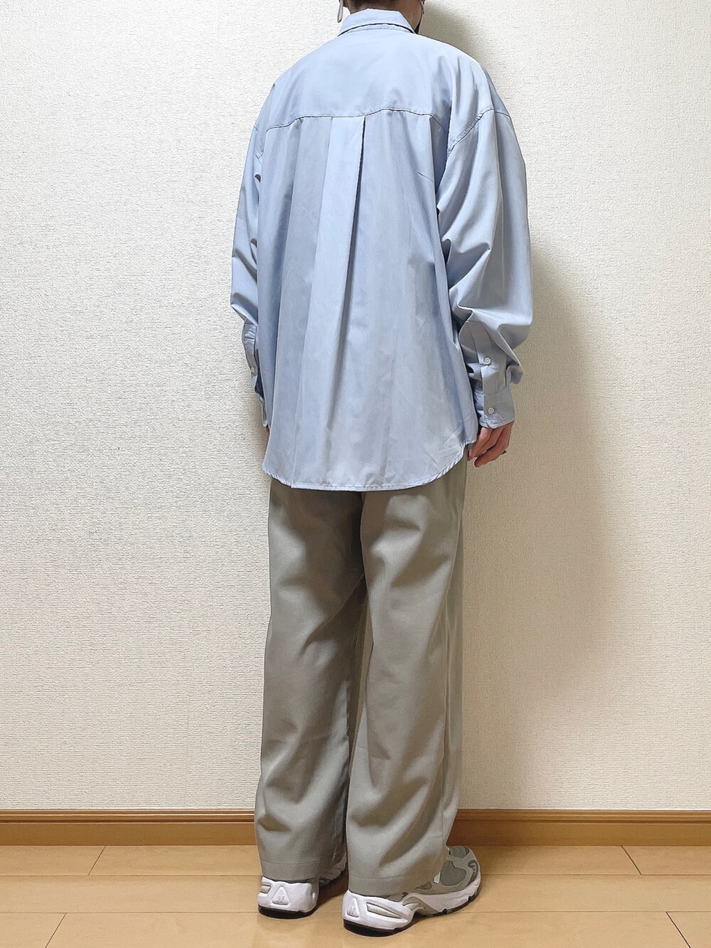 ブルー系のシャツ/ブラウス、グレー系のその他パンツ、グレー系のスニーカーを着用したメンズの春コーディネートの4枚目の写真