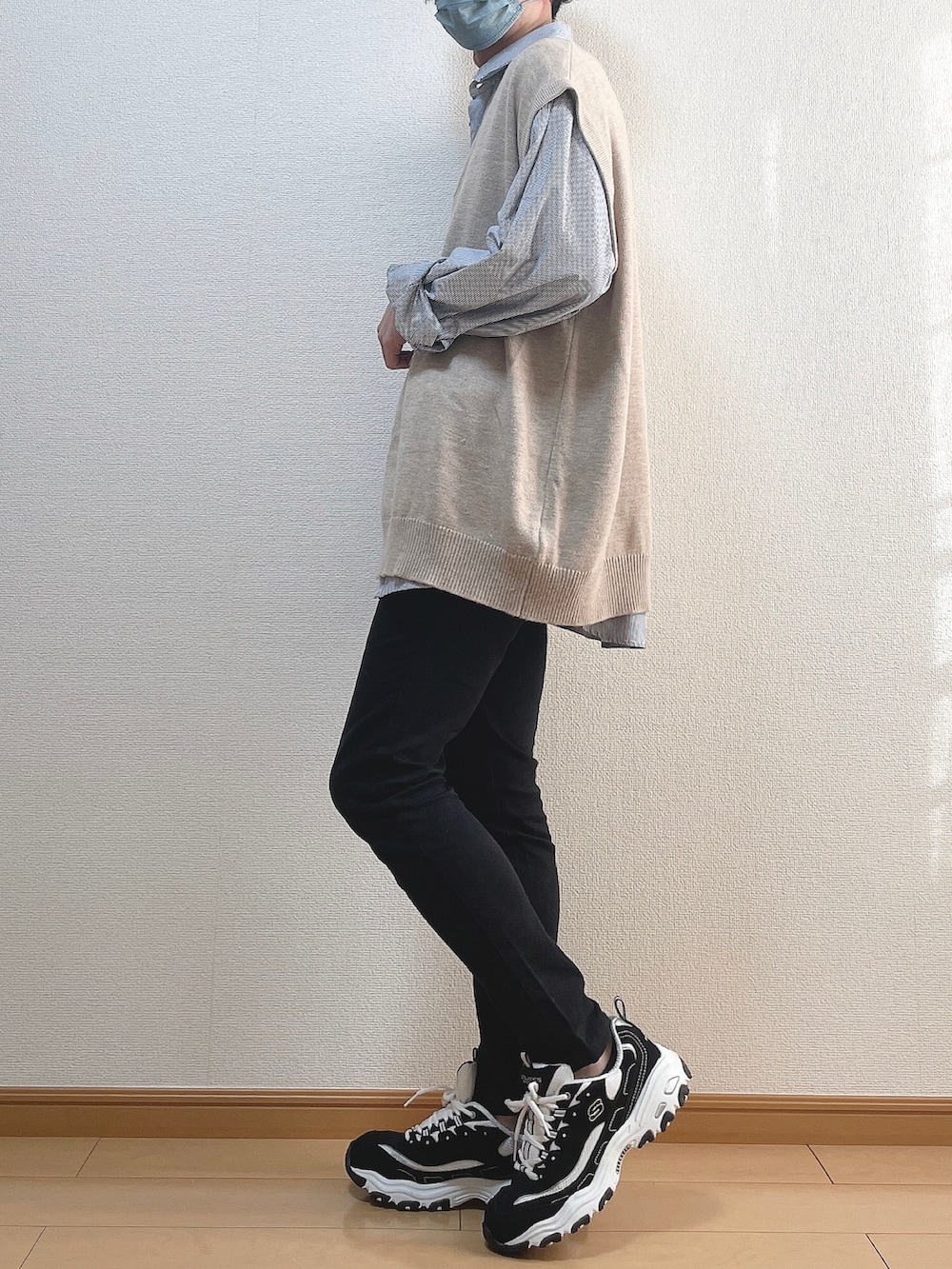 ベージュ系のニット/セーター、その他のシャツ/ブラウス、ブラック系のデニムパンツを着用したメンズの秋コーディネートの3枚目の写真