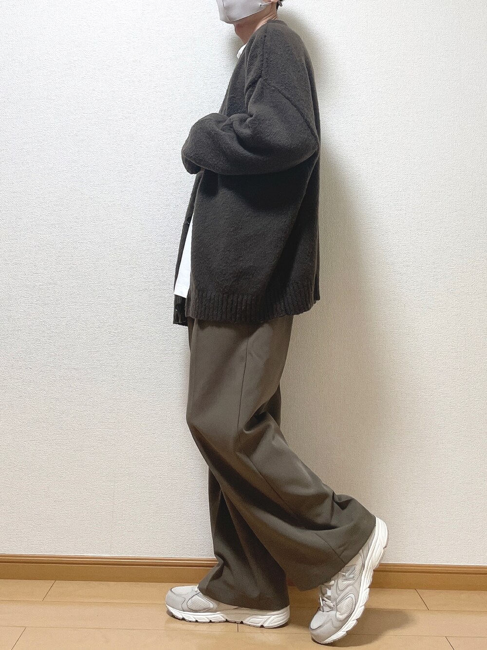 ブラウン系のカーディガン/ボレロ、ホワイト系のTシャツ/カットソー、ブラウン系のその他パンツを着用したメンズの秋コーディネートの3枚目の写真
