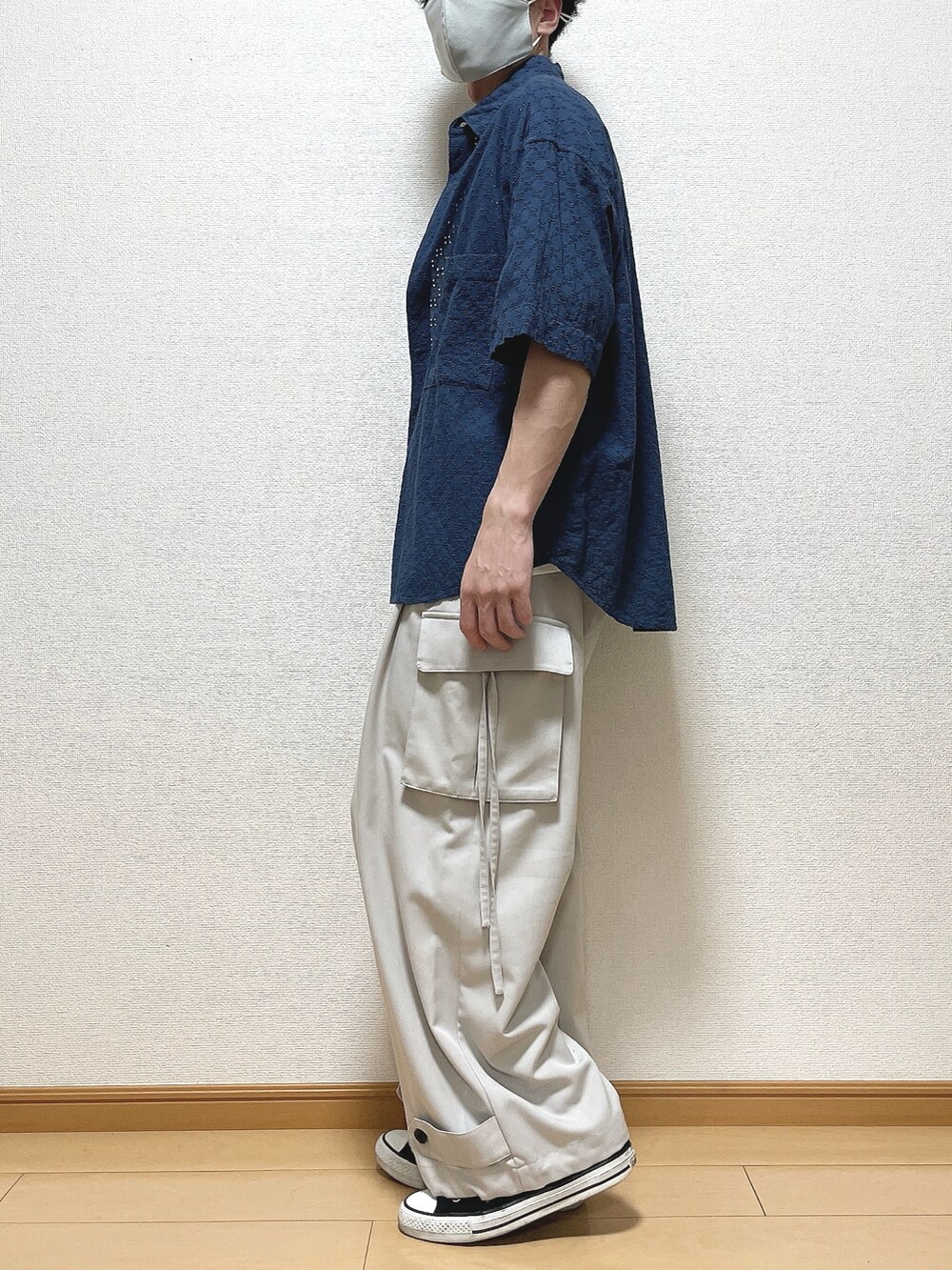 ブルー系のシャツ/ブラウス、ホワイト系のTシャツ/カットソー、グレー系のカーゴパンツを着用したメンズの春コーディネートの3枚目の写真