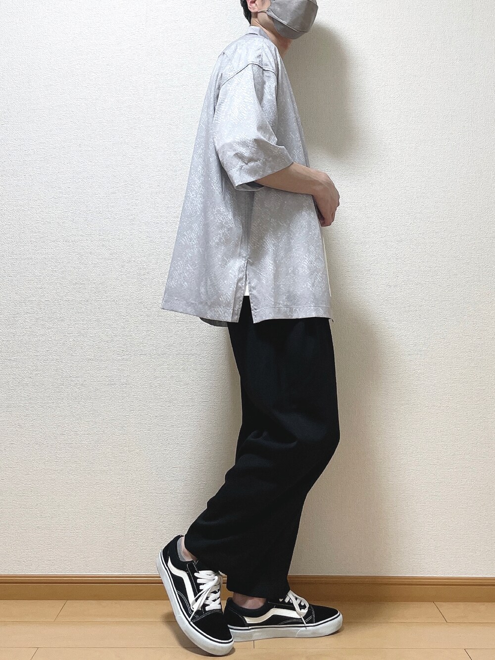 グレー系のシャツ/ブラウス、ホワイト系のTシャツ/カットソー、ブラック系のスラックスを着用したメンズの春コーディネートの2枚目の写真