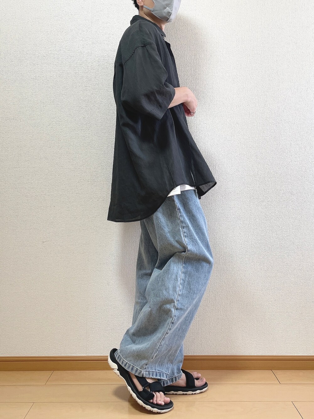 グレー系のシャツ/ブラウス、ホワイト系のTシャツ/カットソー、ブルー系のデニムパンツを着用したメンズの夏コーディネートの2枚目の写真