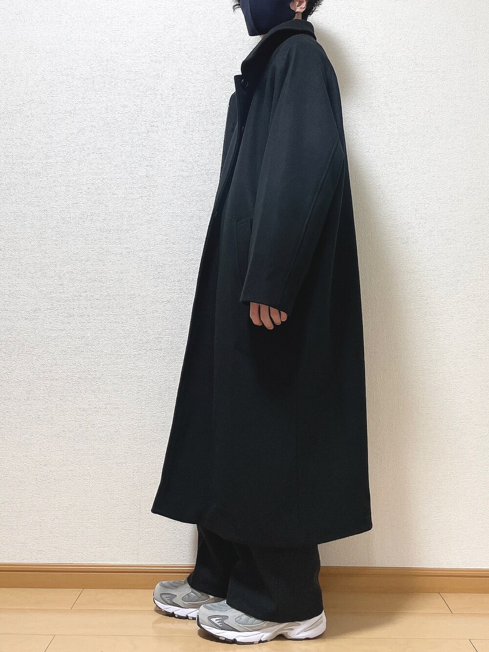 グレー系のスウェット、ブラック系のTシャツ/カットソー、ブラック系のその他パンツを着用したメンズの秋コーディネートの3枚目の写真