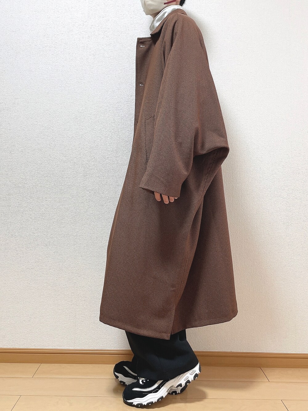 ブラウン系のステンカラーコート、グレー系のスウェット、ブラック系のその他パンツを着用したメンズの秋コーディネートの3枚目の写真