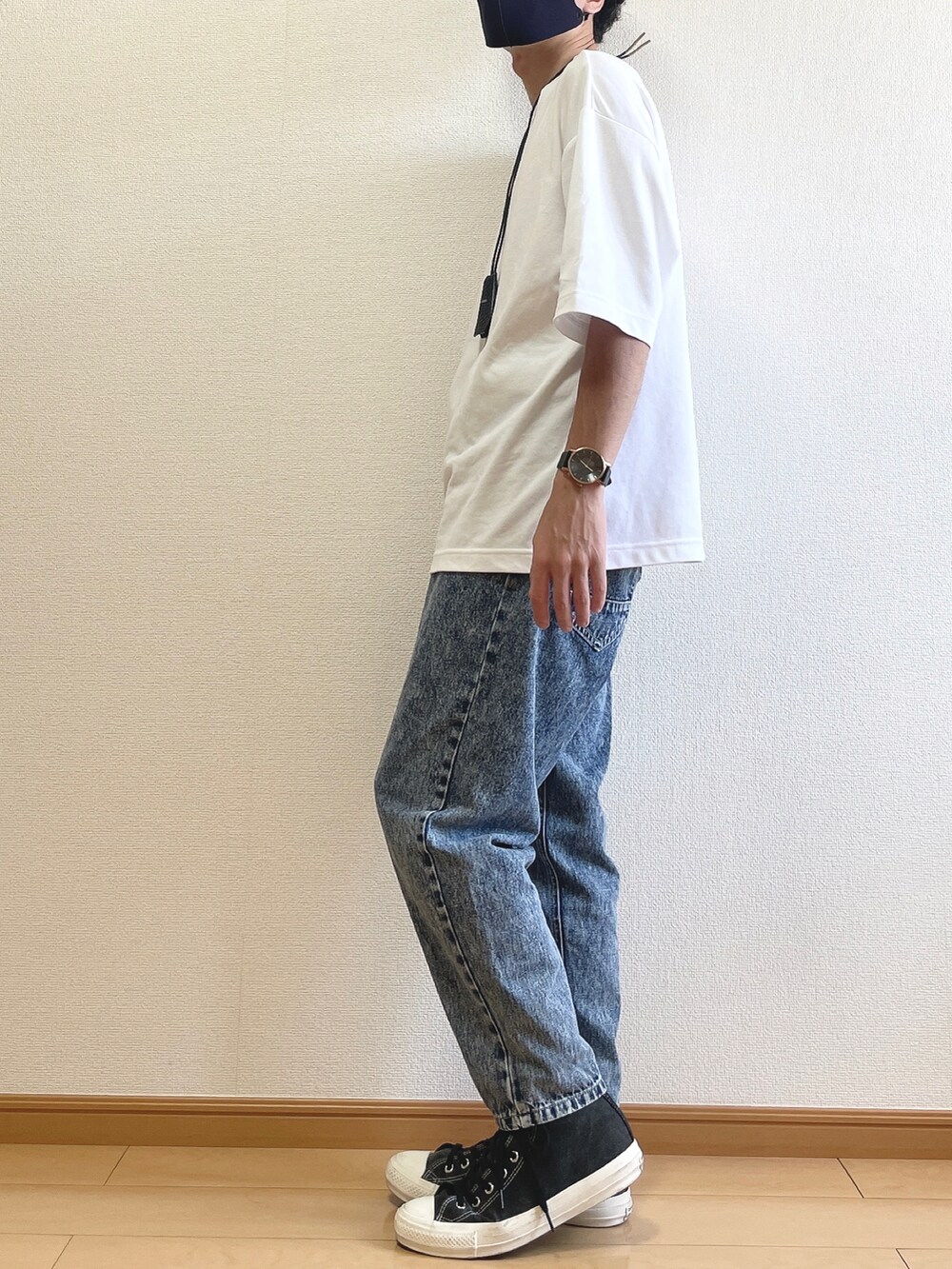 ホワイト系のTシャツ/カットソー、ブルー系のデニムパンツ、ブラック系のスニーカーを着用したメンズの夏コーディネートの3枚目の写真