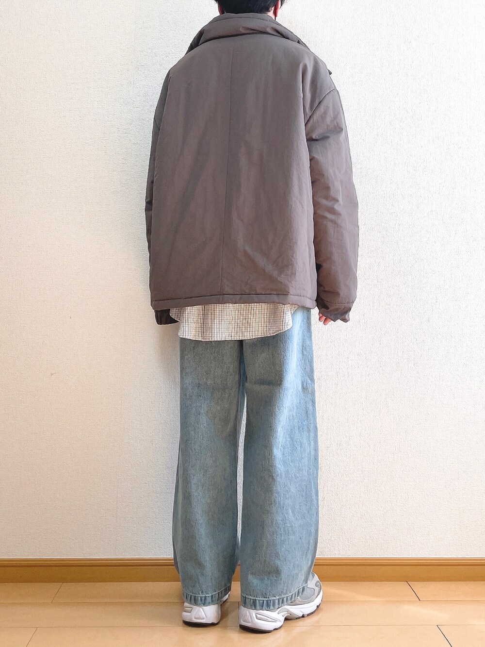 ブラウン系のその他アウター、ブラック系のシャツ/ブラウス、ホワイト系のTシャツ/カットソーを着用したメンズの冬コーディネートの4枚目の写真