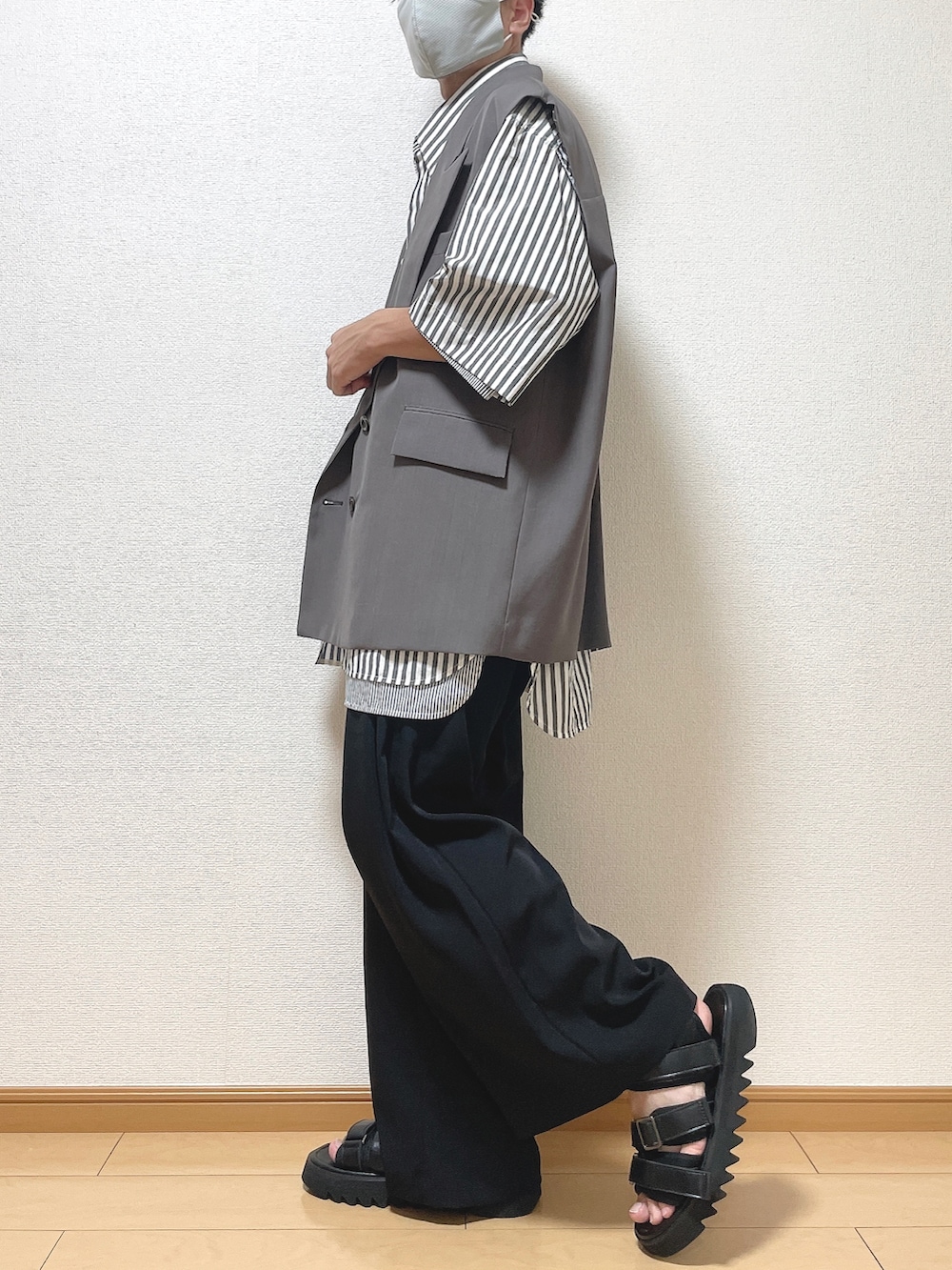 ホワイト系のシャツ/ブラウス、グレー系のベスト、ブラック系のその他パンツを着用したメンズの夏コーディネートの3枚目の写真