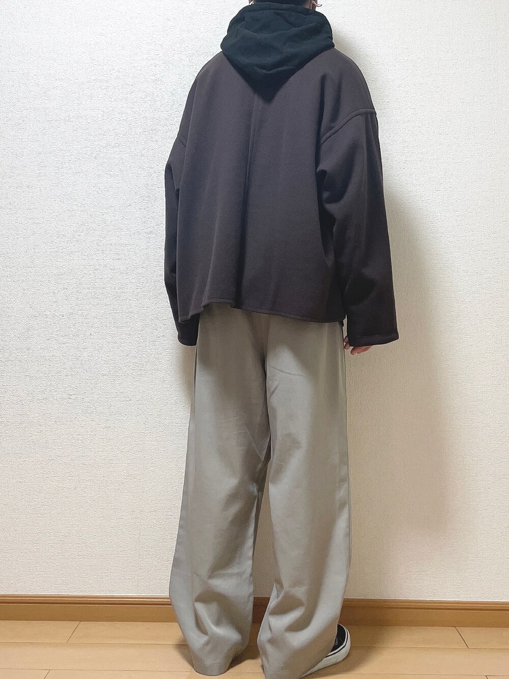 レッド系のブルゾン、ブラック系のパーカー、グレー系のその他パンツを着用したメンズの冬コーディネートの4枚目の写真