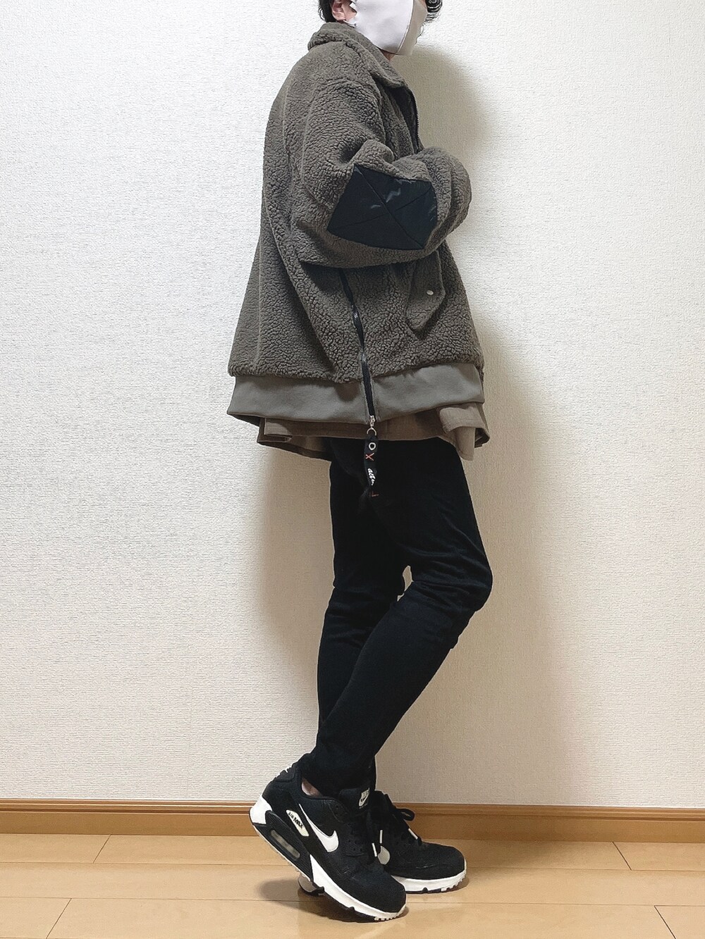 ベージュ系のブルゾン、ブラウン系のシャツ/ブラウス、ブラック系のデニムパンツを着用したメンズの冬コーディネートの2枚目の写真