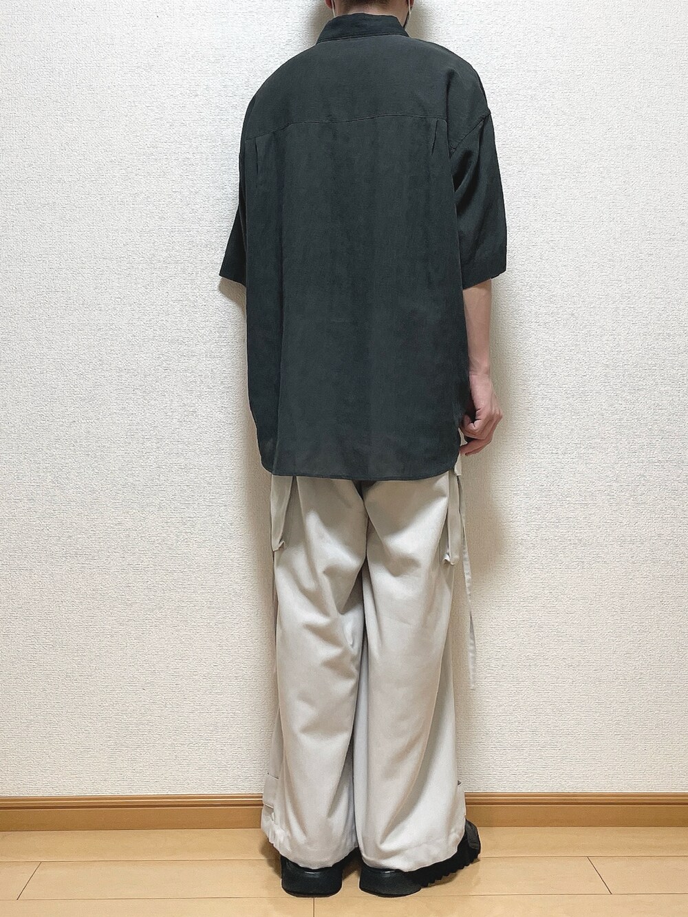 グレー系のシャツ/ブラウス、グレー系のカーゴパンツ、ブラック系のサンダルを着用したメンズの夏コーディネートの4枚目の写真