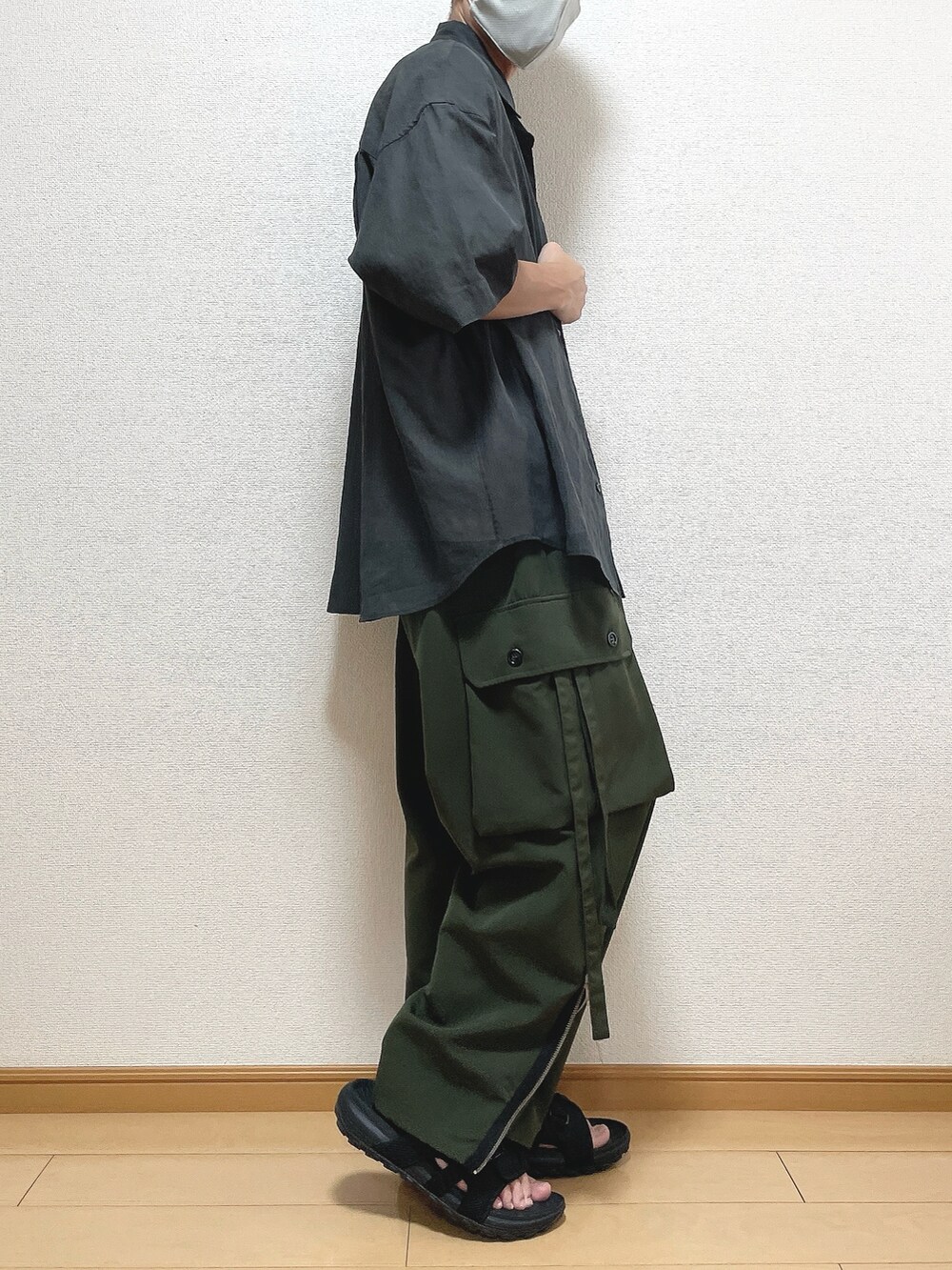 グレー系のシャツ/ブラウス、ホワイト系のTシャツ/カットソー、グリーン系のカーゴパンツを着用したメンズの夏コーディネートの2枚目の写真