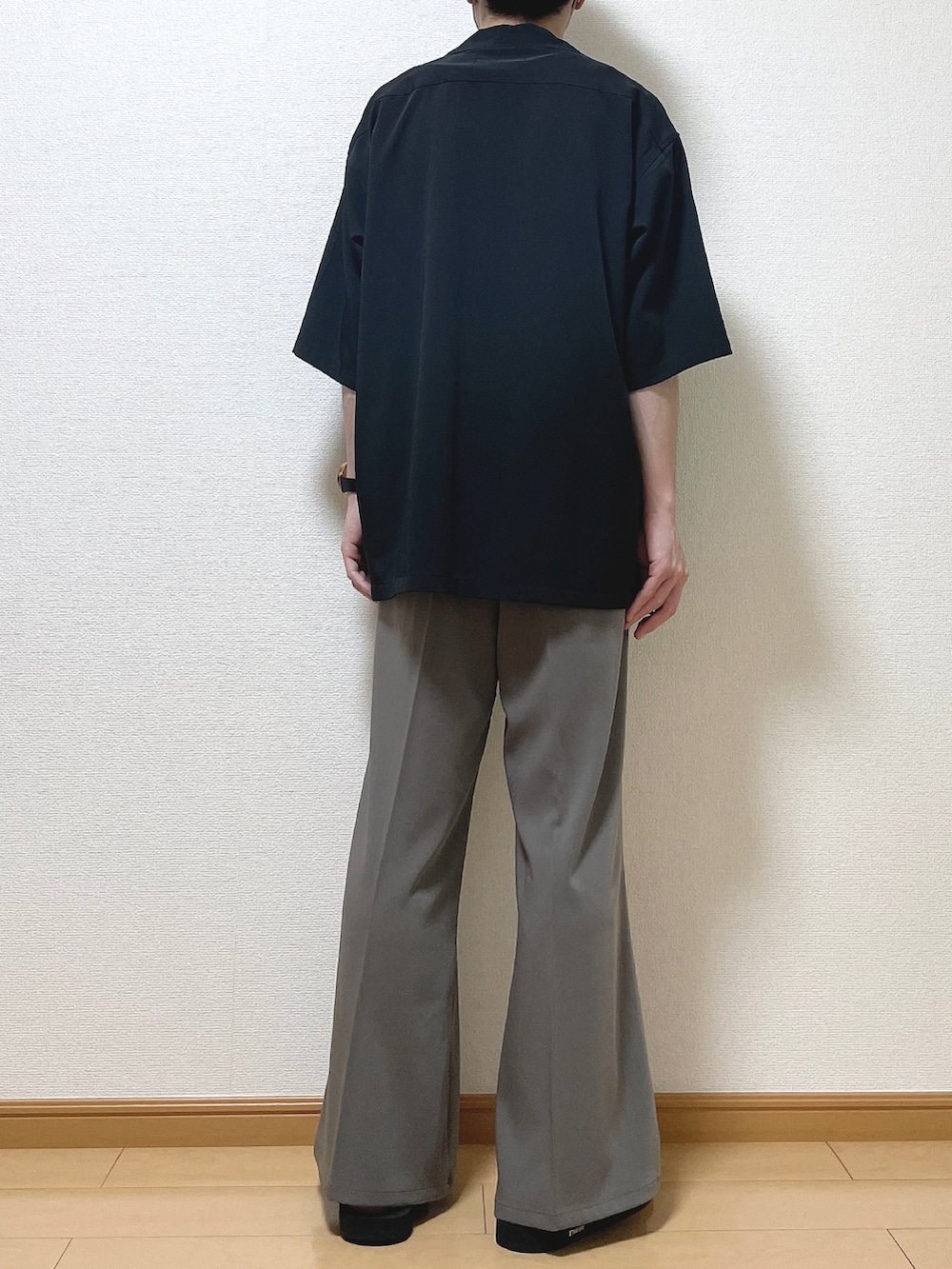 ブラック系のジャケット/アウター、ホワイト系のタンクトップ、ブラウン系のスラックスを着用したメンズの夏コーディネートの4枚目の写真