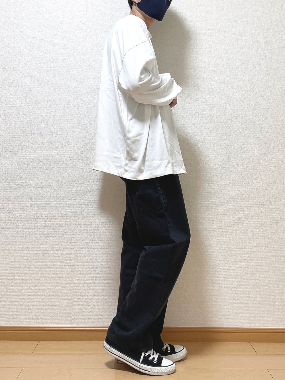 ホワイト系のTシャツ/カットソー、ブラック系のデニムパンツ、ブラック系のスニーカーを着用したメンズの秋コーディネートの2枚目の写真