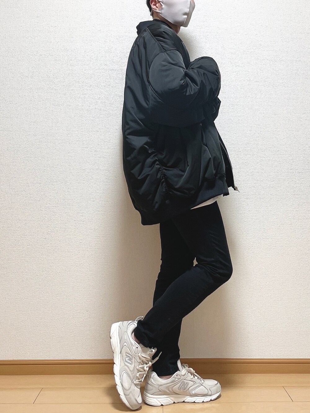 ブラック系のMA-1、ホワイト系のスウェット、ブラック系のTシャツ/カットソーを着用したメンズの冬コーディネートの2枚目の写真
