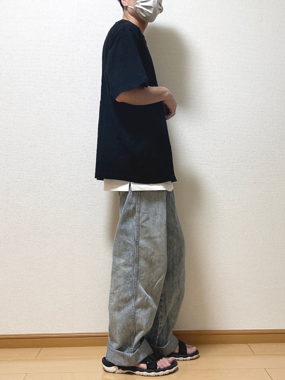 ブラック系のTシャツ/カットソー、ホワイト系のタンクトップ、ブルー系のデニムパンツを着用したメンズの夏コーディネートの2枚目の写真