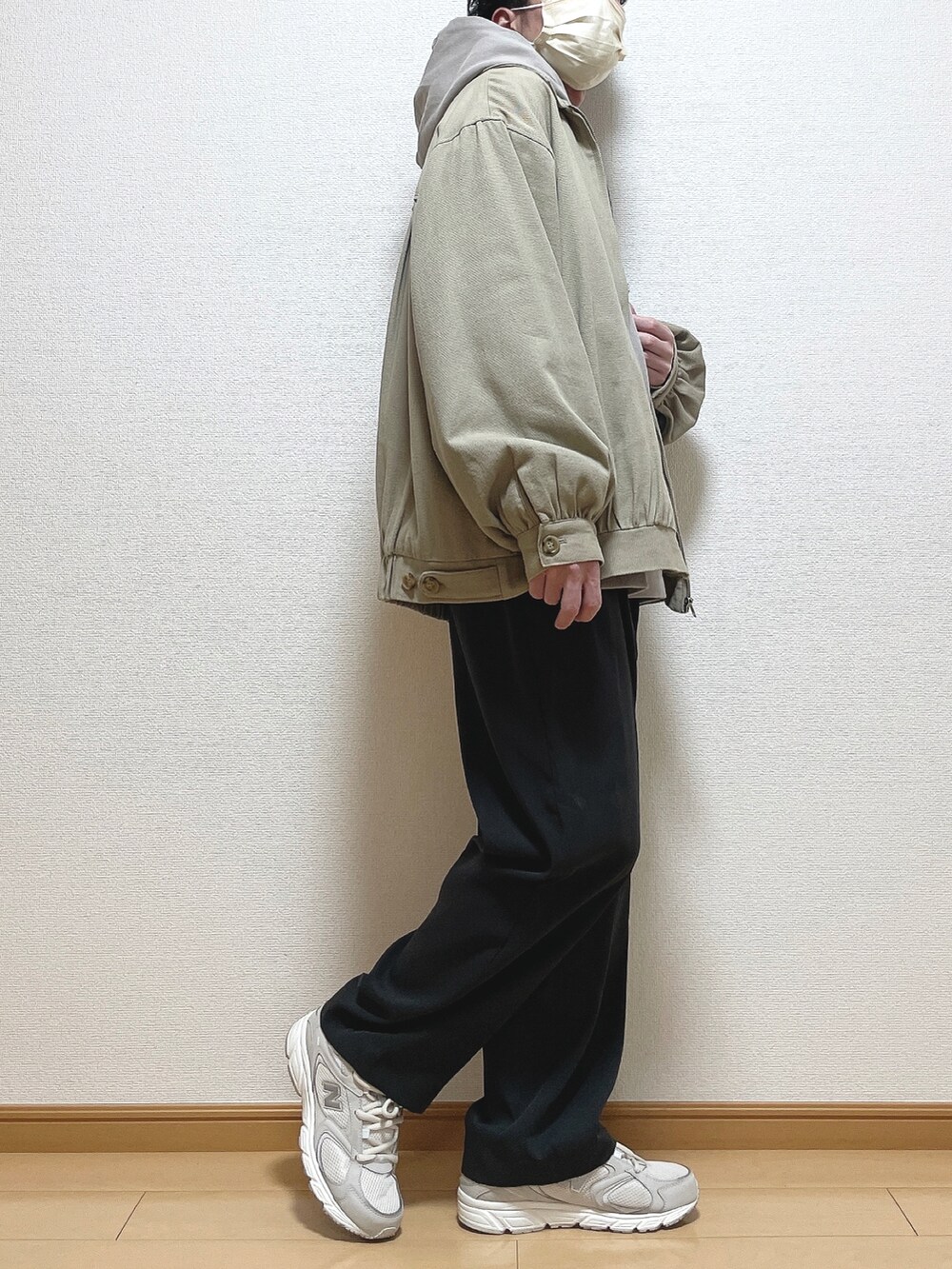 ベージュ系のブルゾン、ベージュ系のパーカー、グレー系のセットアップを着用したメンズの春コーディネートの2枚目の写真
