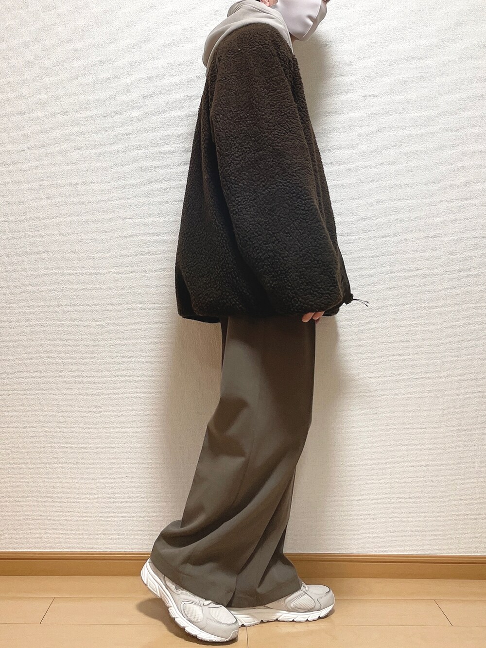 ブラウン系のブルゾン、グレー系のパーカー、ブラウン系のその他パンツを着用したメンズの冬コーディネートの3枚目の写真