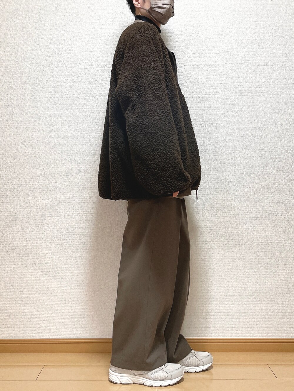 ブラウン系のブルゾン、ブラウン系のシャツ/ブラウス、ブラック系のTシャツ/カットソーを着用したメンズの冬コーディネートの3枚目の写真