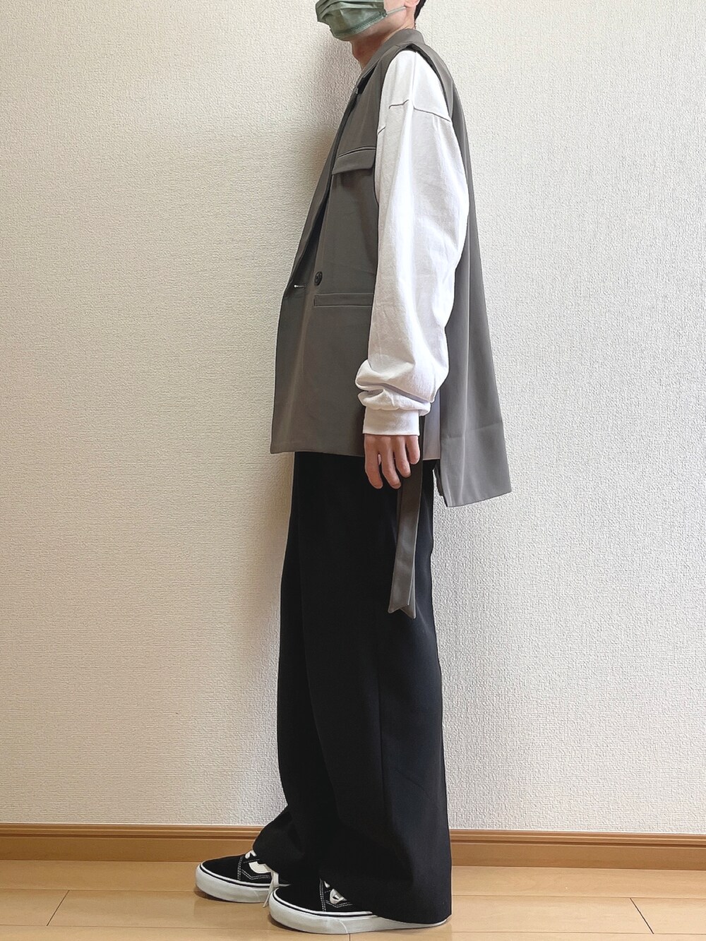 ブラウン系のベスト、ホワイト系のTシャツ/カットソー、ブラック系のその他パンツを着用したメンズの春コーディネートの3枚目の写真