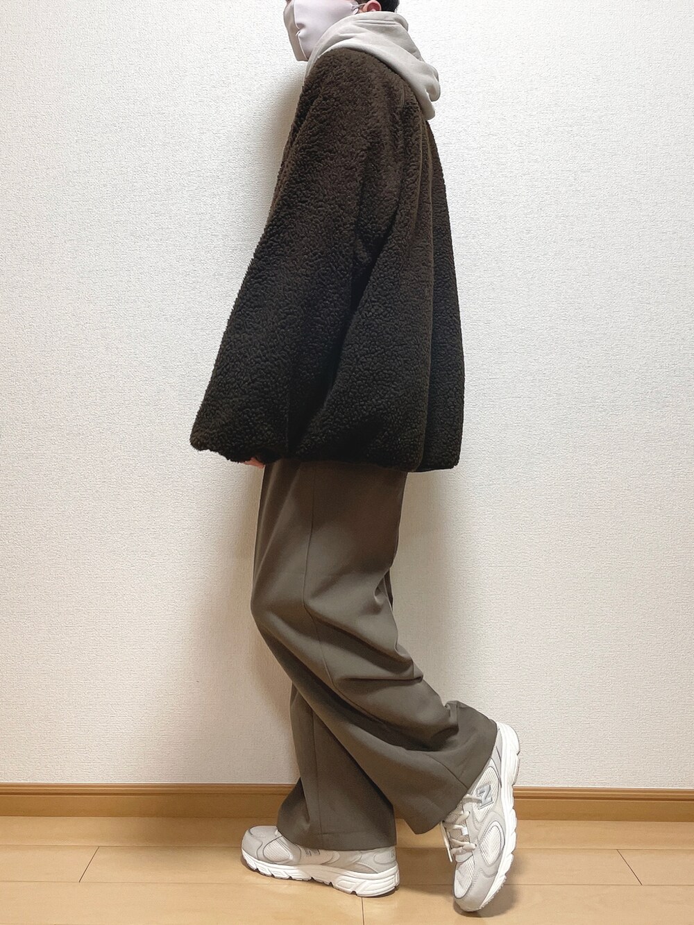 ブラウン系のブルゾン、グレー系のパーカー、ブラウン系のその他パンツを着用したメンズの冬コーディネートの2枚目の写真