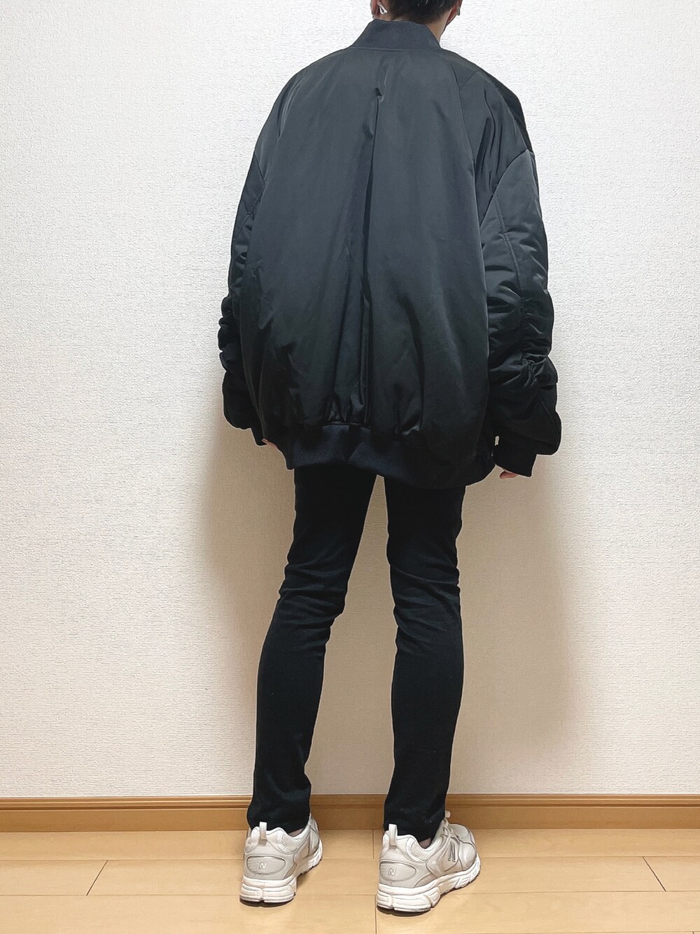 ブラック系のMA-1、ホワイト系のスウェット、ブラック系のTシャツ/カットソーを着用したメンズの冬コーディネートの4枚目の写真