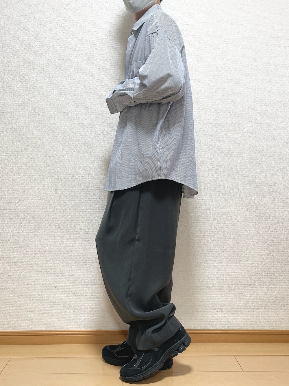 その他のシャツ/ブラウス、ホワイト系のTシャツ/カットソー、グレー系のスラックスを着用したメンズの春コーディネートの3枚目の写真