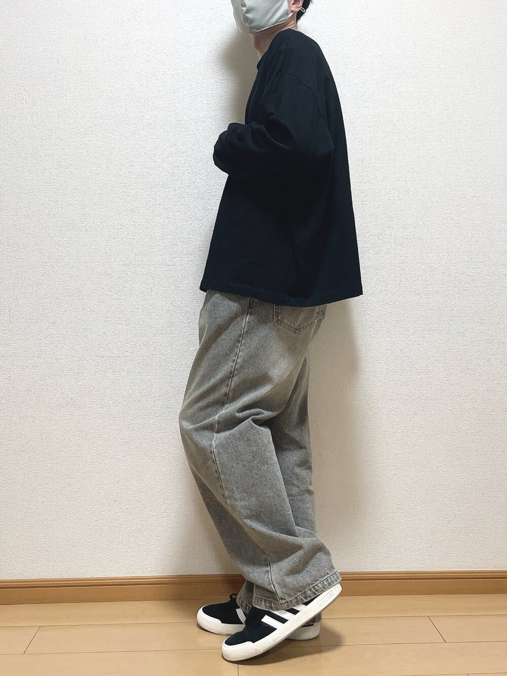 ブラック系のTシャツ/カットソー、ブラック系のデニムパンツ、ブラック系のスニーカーを着用したメンズの春コーディネートの3枚目の写真