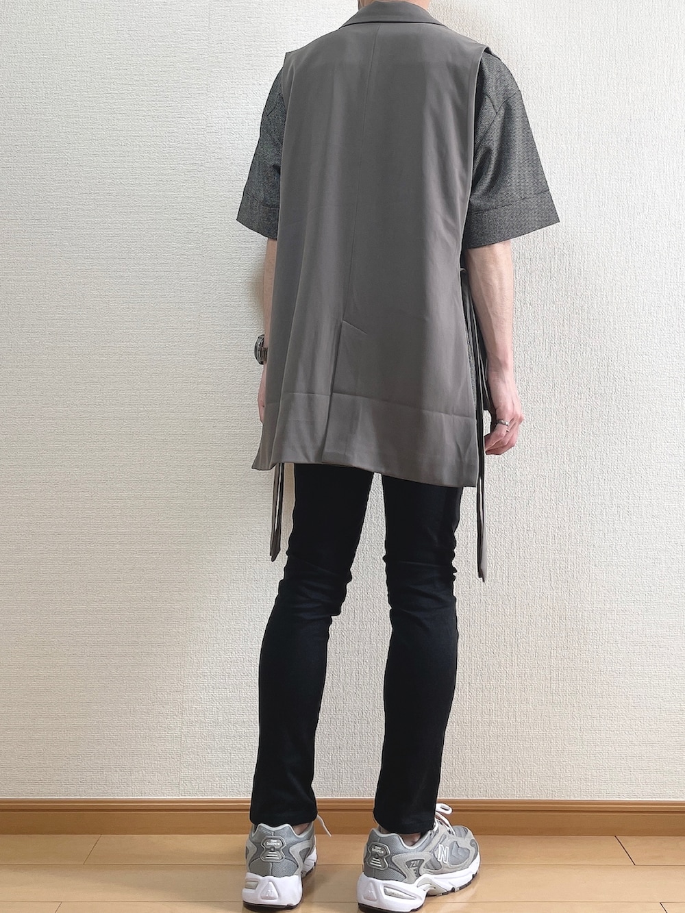ブラウン系のベスト、ブラック系のシャツ/ブラウス、ブラック系のデニムパンツを着用したメンズの春コーディネートの4枚目の写真