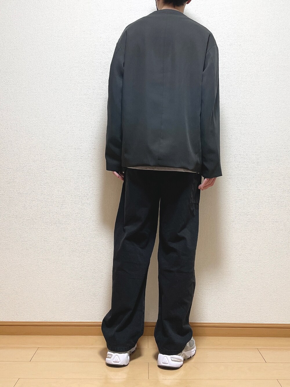 グレー系のセットアップ、ブルー系のTシャツ/カットソー、グレー系のスニーカーを着用したメンズの春コーディネートの4枚目の写真