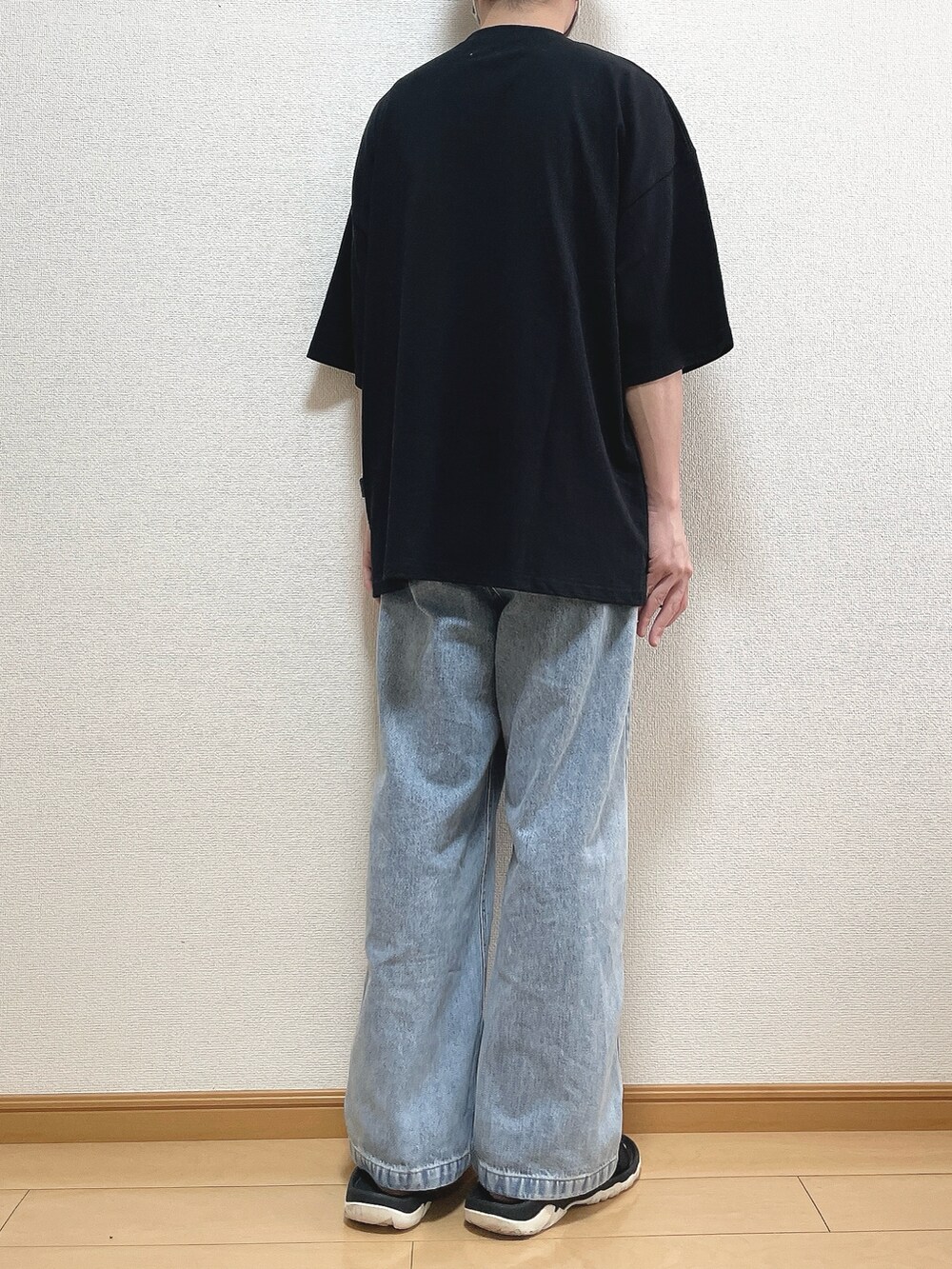 ブラック系のTシャツ/カットソー、ブルー系のデニムパンツ、ブラック系のサンダルを着用したメンズの夏コーディネートの4枚目の写真