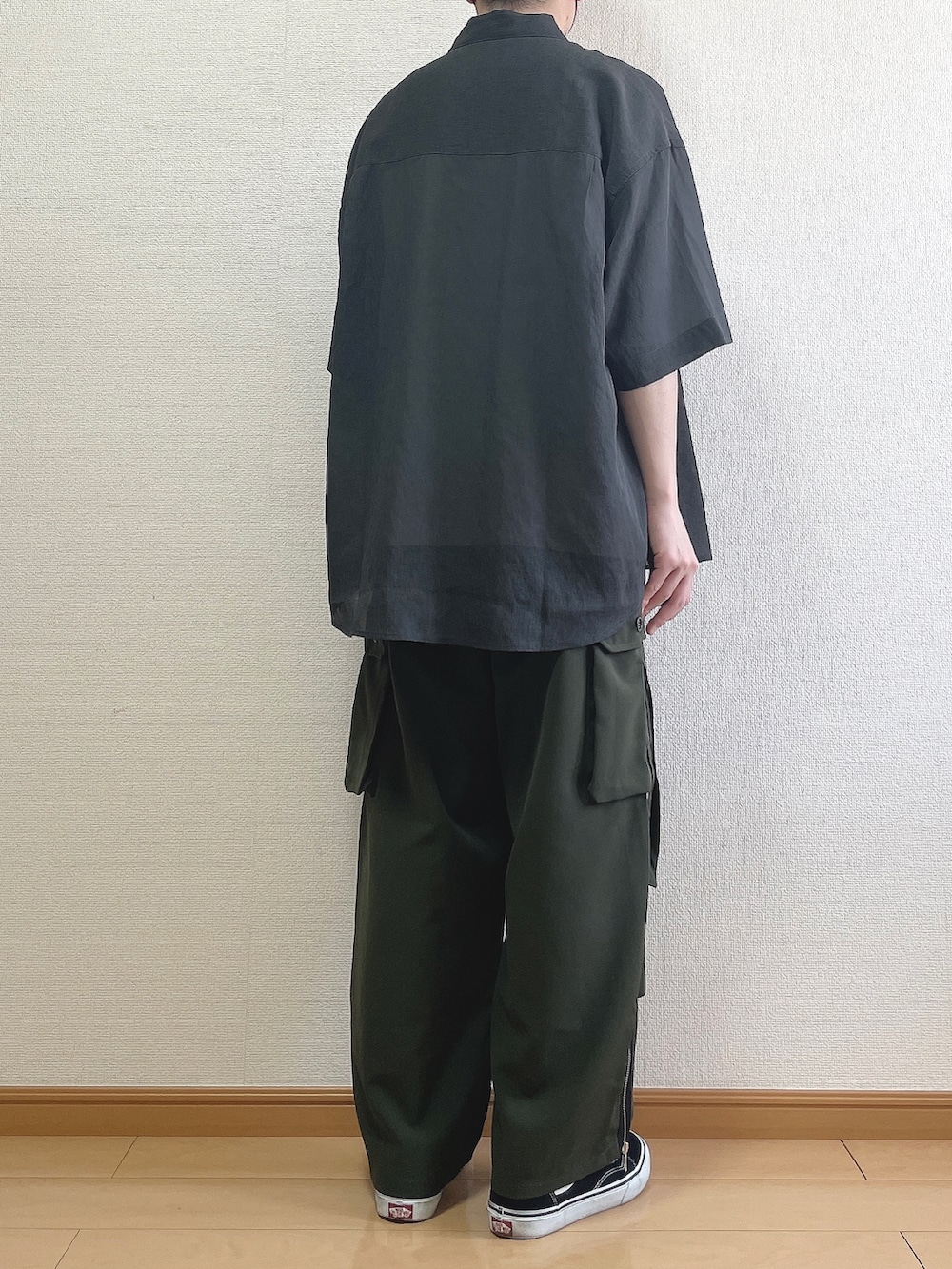 グレー系のシャツ/ブラウス、ホワイト系のTシャツ/カットソー、グリーン系のカーゴパンツを着用したメンズの春コーディネートの4枚目の写真