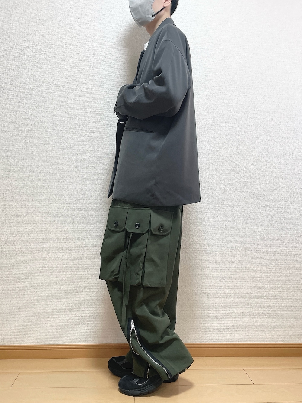 グレー系のテーラードジャケット、ホワイト系のTシャツ/カットソー、グリーン系のカーゴパンツを着用したメンズの春コーディネートの3枚目の写真