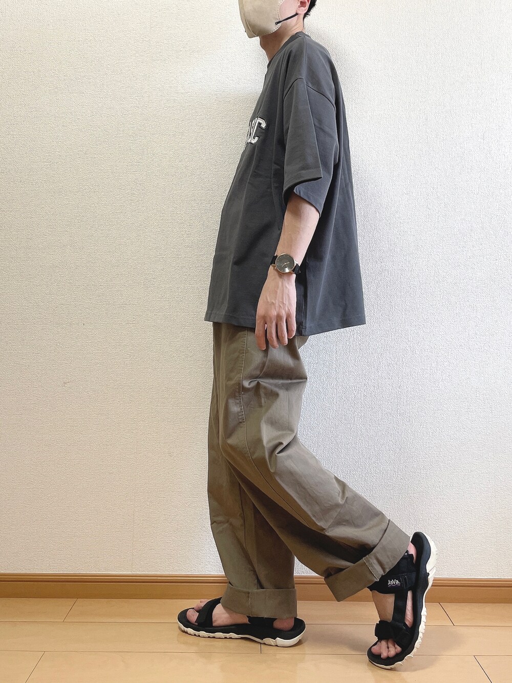 グレー系のTシャツ/カットソー、ベージュ系のその他パンツ、ブラック系のサンダルを着用したメンズの夏コーディネートの3枚目の写真