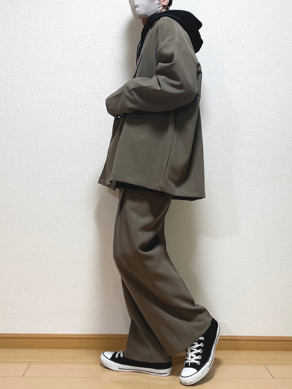 ブラウン系のテーラードジャケット、ブラック系のパーカー、ブラック系のTシャツ/カットソーを着用したメンズの冬コーディネートの3枚目の写真