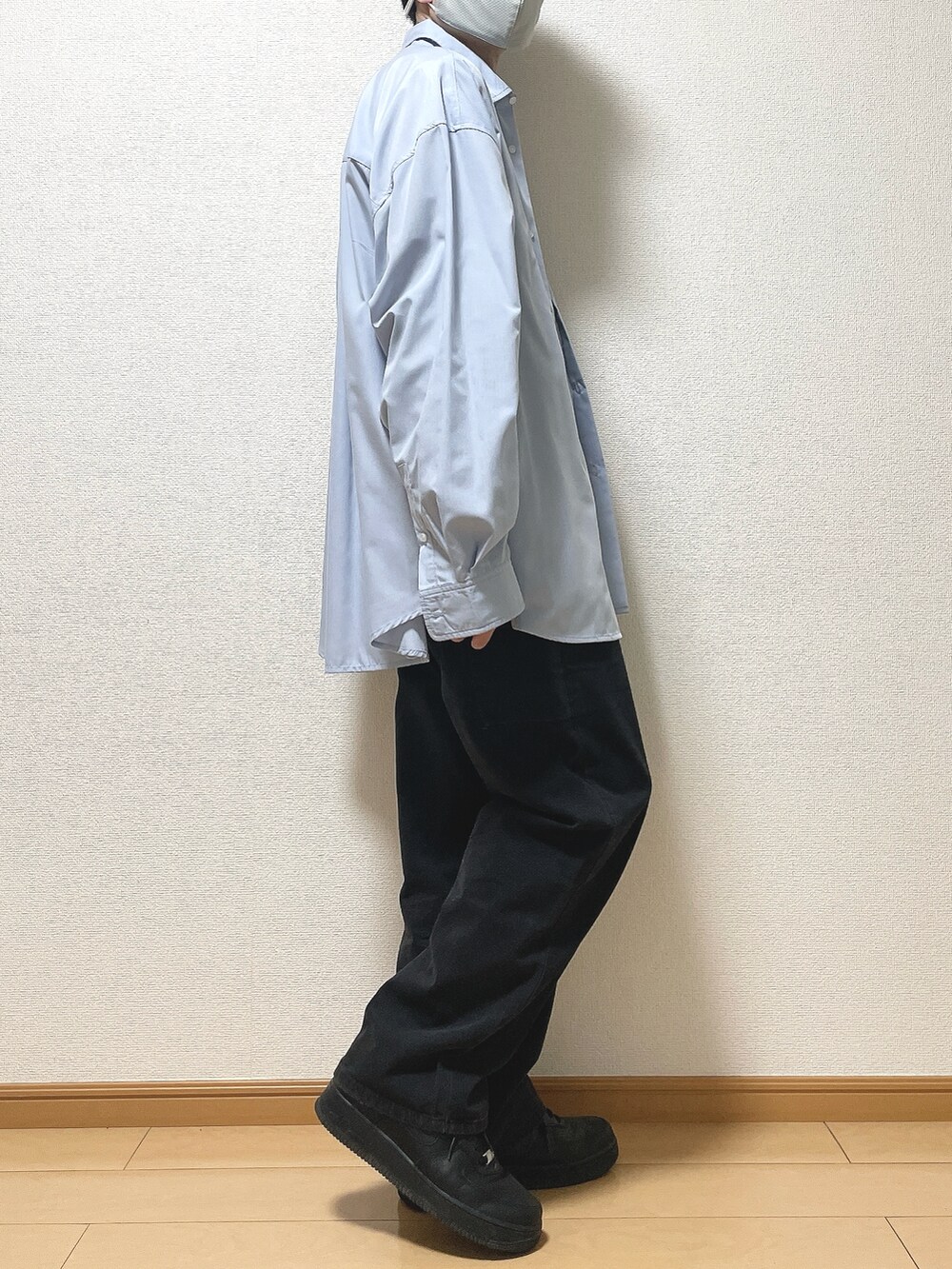 ブルー系のシャツ/ブラウス、ブラック系のデニムパンツ、ブラック系のスニーカーを着用したメンズの春コーディネートの2枚目の写真