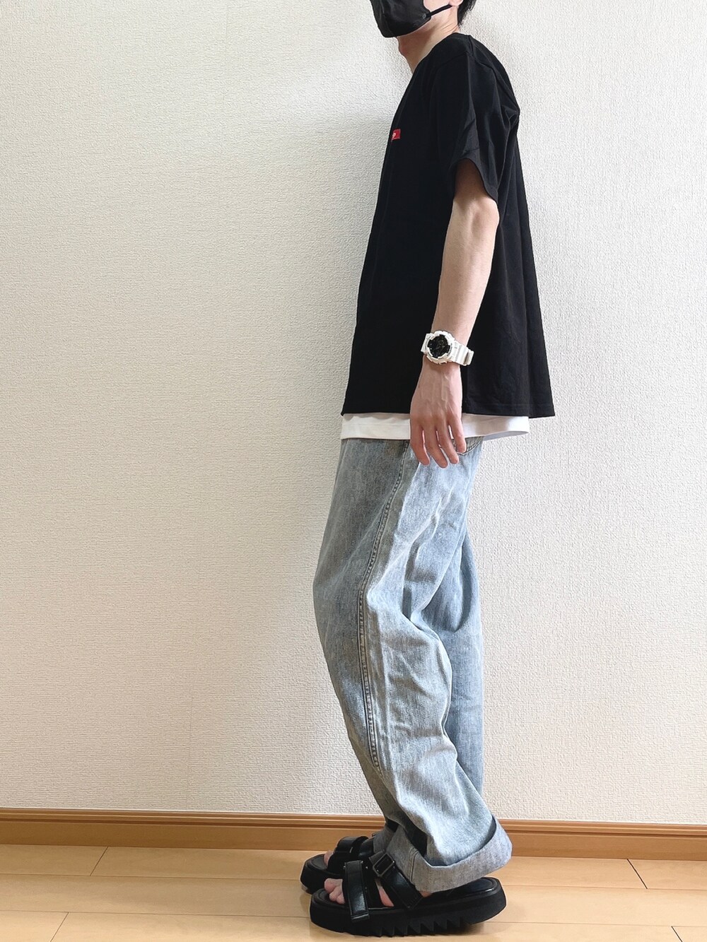 ブラック系のTシャツ/カットソー、ホワイト系のタンクトップ、ブルー系のデニムパンツを着用したメンズの夏コーディネートの3枚目の写真